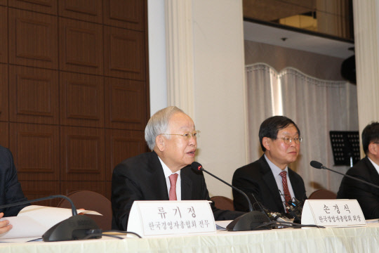 손경식 한국경영자총협회 회장(가운데)이 서울 세종대로 프레스센터에서 열린 신년 기자간담회에서 "노사 간 힘의 균형을 회복하는 동시에 노사관계가 과거와 단절되고 상생의 발전적 관계로 나아가도록 최선을 다할 것"이라고 말하고 있다. <경총 제공>